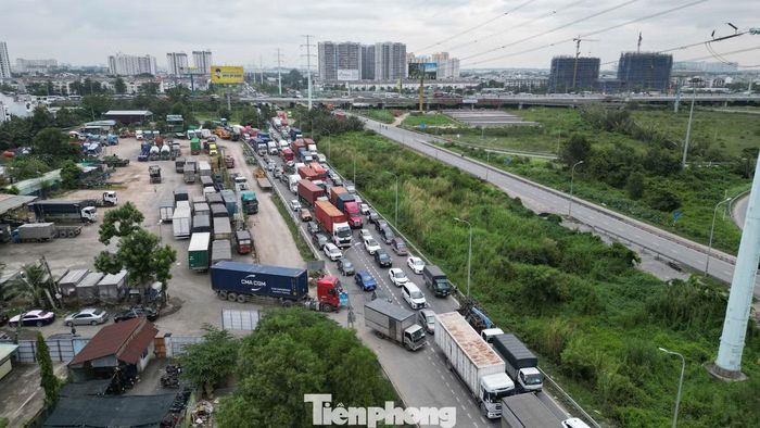 Theo ghi nhận, cả hai hướng trên đường Võ Chí Công đều đông phương tiện, trong đó hướng về Đồng Nai và cao tốc TP. HCM - Long Thành - Dầu Giây chịu áp lực lớn hơn. Đây là trục kết nối khu vực phía Đông TP. HCM với cao tốc nên lượng xe tăng mạnh trong ngày đầu kỳ nghỉ lễ.