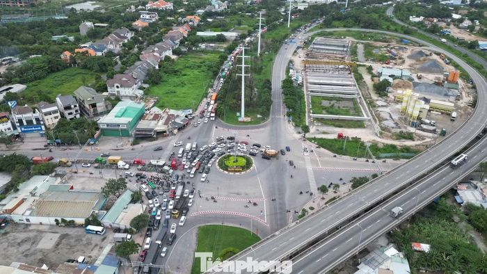 Đối với người đã đi vào khu vực ùn ứ, lực lượng chức năng đề nghị tài xế kiên nhẫn, chấp hành hiệu lệnh và hướng dẫn phân luồng của CSGT; không tự ý quay đầu hoặc chuyển làn, tránh phát sinh thêm xung đột giao thông.