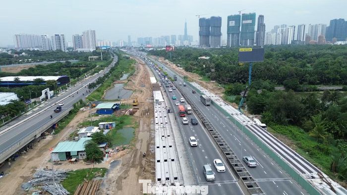 Đường Võ Chí Công và các tuyến kết nối khu vực phía Đông là những trục giao thông huyết mạch, kết nối TP. HCM với các tỉnh, thành phía Đông. Khi người dân đồng loạt rời thành phố trong kỳ nghỉ lễ, lưu lượng phương tiện trên các tuyến này tăng mạnh, gây áp lực lên các nút giao.