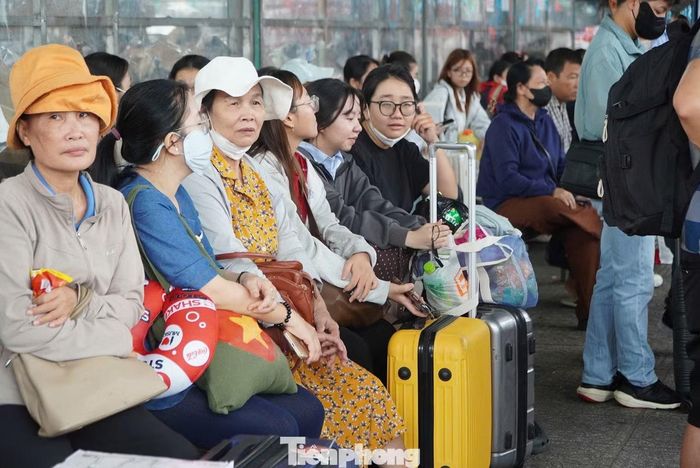 Hành khách ngồi chờ đến giờ khởi hành.