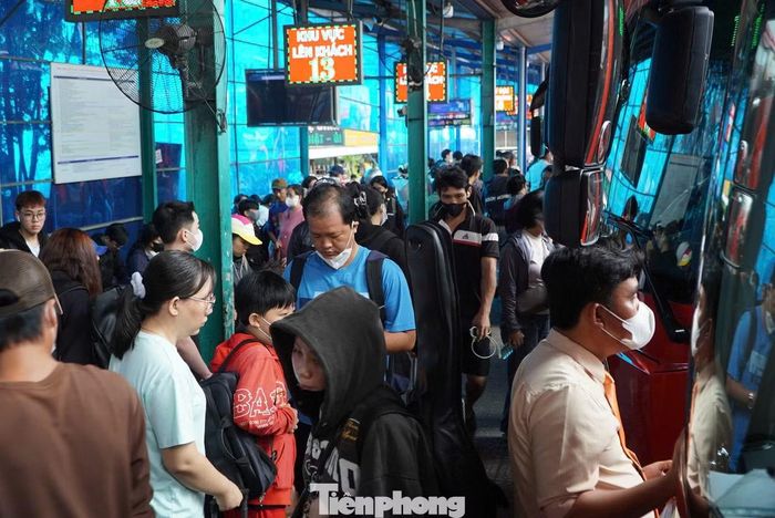 Các tuyến xe đi Vĩnh Long, Cần Thơ, Bến Tre, Tiền Giang... ghi nhận lượng khách tăng, song chưa xảy ra tình trạng quá tải.