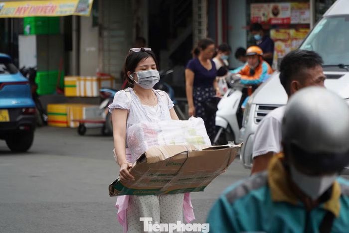 Người dân mang theo hành lý, tranh thủ lên xe rời TP. HCM trong ngày đầu kỳ nghỉ lễ.