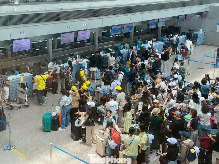 Tại nhà ga quốc tế T2, lượng người tập trung đông hơn trong một số khung giờ cao điểm sáng.