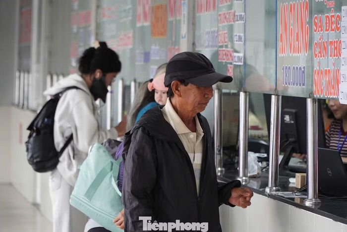 Khu vực bán vé ở Bến xe Miền Tây đông đúc hơn ngày thường, nhưng hành khách vẫn dễ dàng tìm mua vé.