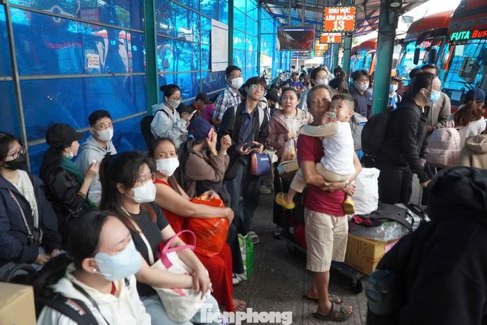 Dù lượng khách tăng, các khu vực trong bến vẫn được duy trì trật tự, không xảy ra cảnh chen lấn.