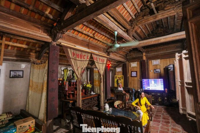 Nhà được làm chủ yếu bằng vật liệu là gỗ, gồm 7 gian, có chiều rộng 8,03m, dài 21,03m và cao 5m. Kiến trúc căn nhà theo kiểu chồng rường, kẻ chuyền và chồng rường kẻ bẩy, lối thiết kế lộn thềm - một lối kiến trúc đặc trưng của người Việt xưa, nhằm tạo không gian thoáng, rộng rãi.