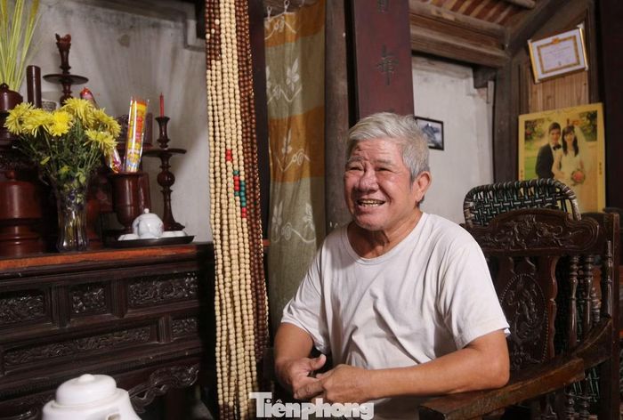 Ông Tùng cho biết, ông là đời thứ 7 của dòng họ Phạm sử dụng và bảo tồn căn nhà. Ngôi nhà này trước do cụ Tổ của ông khi làm chức quan hàng Bát phẩm của triều đình nhà Nguyễn xây dựng vào năm 1810.