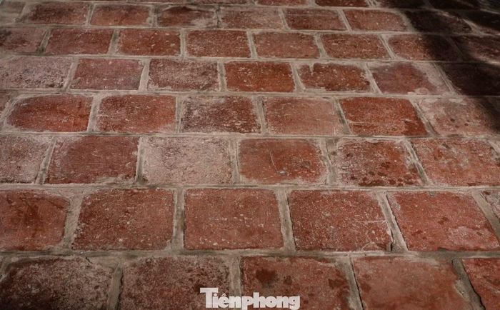 Gạch lát nền hay các chi tiết của ngôi nhà vẫn được lưu giữ. "Bao đời nay, gia đình đều sinh sống dưới mái nhà này. Tôi cũng luôn giáo dục con cháu phải giữ gìn những mái nhà mà ông cha để lại", ông Tùng nói.