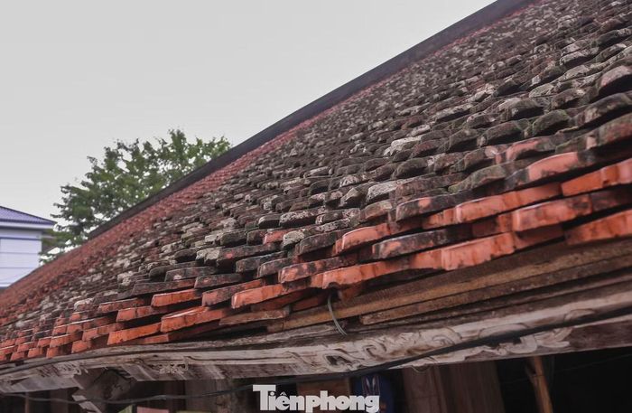 Mái nhà được lợp ngói âm dương giúp căn nhà luôn mát mẻ, lưu giữ theo thời gian.