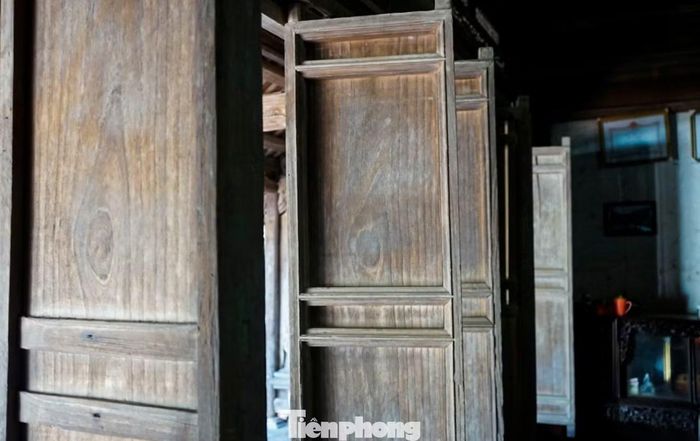 Nhà có 3 cửa chính với 12 cánh. Qua 2 thế kỷ, các cánh cửa vẫn vô cùng chắc chắn. Cửa bức bàn nhiều cánh, có tác dụng điều hòa mở rộng hay đóng hẹp để lấy gió mát hay ánh sáng vào nhà.