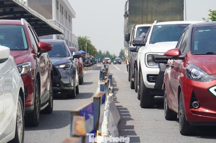 Đại diện ban quản lý bến phà Đồng Bài – Cái Viềng cho biết, lưu lượng phương tiện và khách du lịch sáng 29/8 chỉ nhỉnh hơn so với ngày thường, ít hơn nhiều so với ngày cao điểm dịp nghỉ lễ trước đó nên không có tình trạng ùn ứ, xếp hàng.