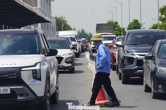 Nhân viên hướng dẫn tài xế lái xe xuống phà ra Cát Bà.