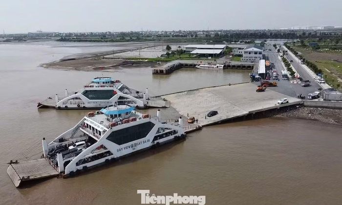 Ngày đầu dịp nghỉ lễ Quốc khánh 2/9, lượng khách du lịch ra đảo Cát Bà không nhiều, khác hẳn với khung cảnh tài xế, du khách xếp hàng dài từ bến phà ra trạm cáp treo như những kỳ nghỉ trước đó.