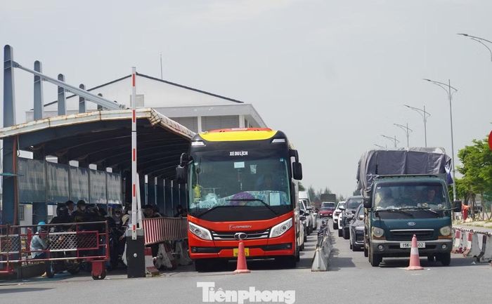 Khu vực đường dẫn xuống phà chỉ có khoảng 20 - 30 ô tô và một số người điều khiển xe máy chờ phà. Mỗi khi phà cập bến, số lượng người và phương tiện này di chuyển nhanh chóng xuống phà nên không xảy ra tình trạng ùn ứ.
