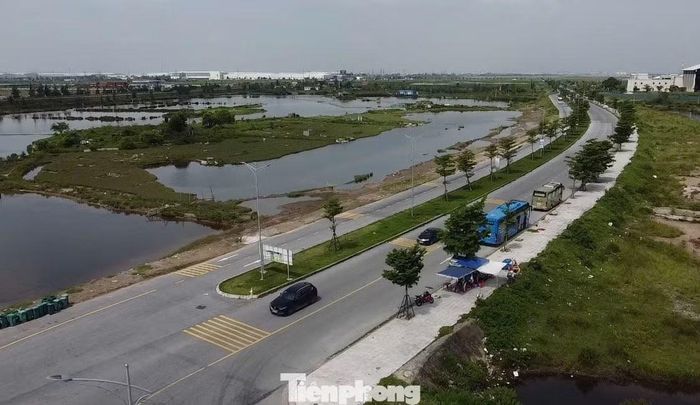 Khu vực đường dẫn từ bến phà Đồng Bài hướng ra trạm cáp treo không còn cảnh hàng xe ô tô xếp hàng chờ lên phà.