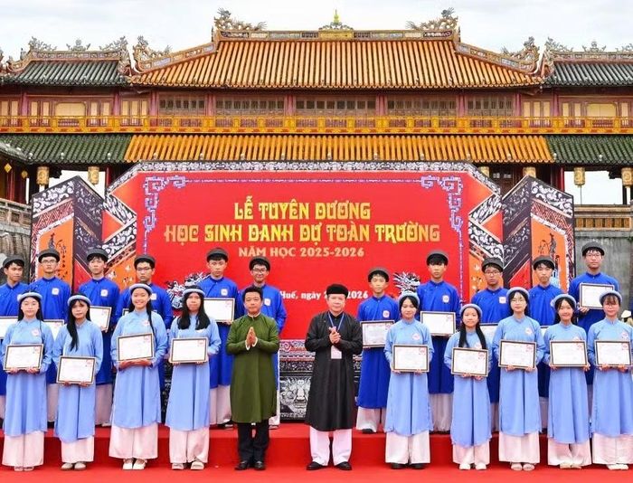 Có 385 học sinh đạt danh hiệu "Học sinh danh dự toàn trường" năm học 2025-2026 được tuyên dương đợt này.