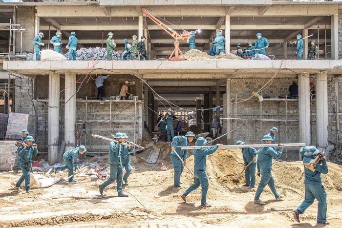 Không khí thi đua lao động rầm rập trên công trường, góp phần đưa dự án cán đích Ảnh: Lê Văn Chương