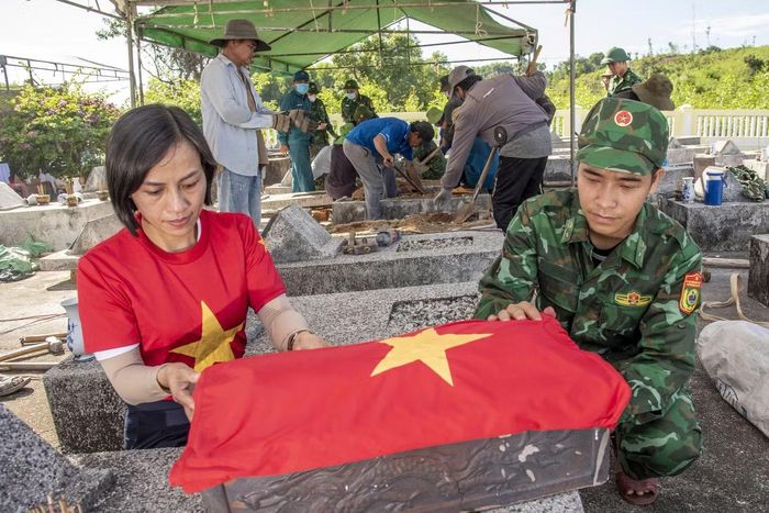 Phần lớn những ngôi mộ chưa rõ danh tính và đang được khai quật trở lại đều còn phần răng. Theo các y bác sĩ tham gia thu lấy mẫu, phần lớn những người hy sinh có tuổi đời còn rất trẻ, nên bộ răng vẫn còn tương đối nguyên vẹn. (Ảnh: Lê Văn Chương)