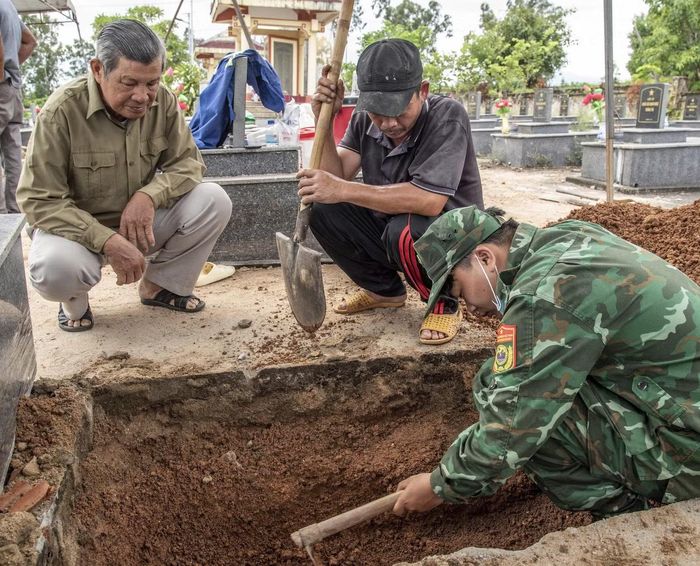 Cựu chiến binh Nguyễn Văn Kiệt tới tận hố đào bới để mong nhìn thấy được một hiện vật nào đó của đồng đội cùng đơn vị. Đơn vị của ông là Tiểu đoàn 7, Trung đoàn 22 (Sư đoàn 3 Sao Vàng), lính của đơn vị này phần lớn ở các tỉnh Hưng Yên, Bắc Ninh, Hà Nội, Thanh Hóa. (Ảnh: Lê Văn Chương)