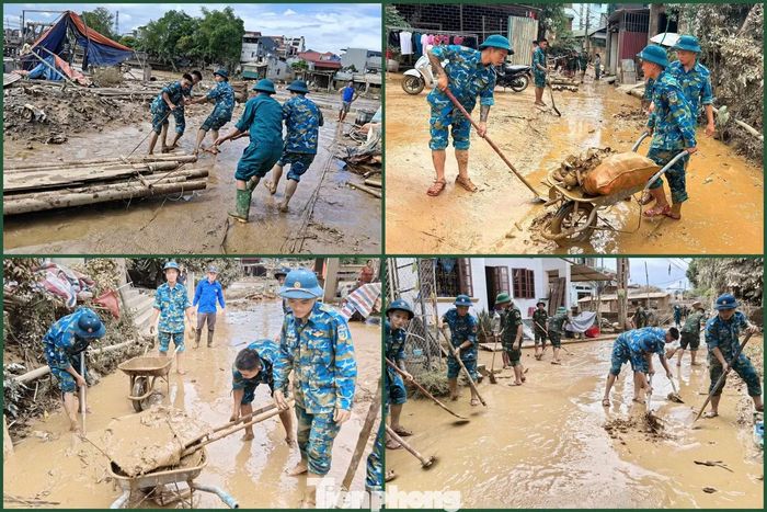 Chiến sĩ Trạm Ra đa 59 cùng các lực lượng lội bùn dọn dẹp đường phố.