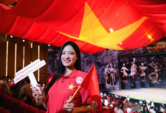 Sau 75 phút, điều đọng lại với nhiều cô gái không chỉ là sự mãn nhãn trước một sân khấu quy mô, còn là cảm giác tự hào và biết ơn. Từ câu chuyện về quá khứ, họ nhìn rõ hơn giá trị của hòa bình hôm nay và trách nhiệm của thế hệ mình.
