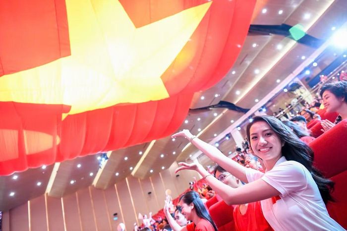 Hoa hậu cho biết khoảnh khắc lá cờ Tổ quốc được kéo lên, phủ gần kín không gian khán đài là một trong những hình ảnh khiến cô ấn tượng nhất. “Lúc đó tôi thực sự thấy tự hào. Tôi nghĩ mỗi người trẻ đều cần hiểu giá trị của hòa bình và trân trọng những gì thế hệ trước đã làm”, Trúc Linh chia sẻ.