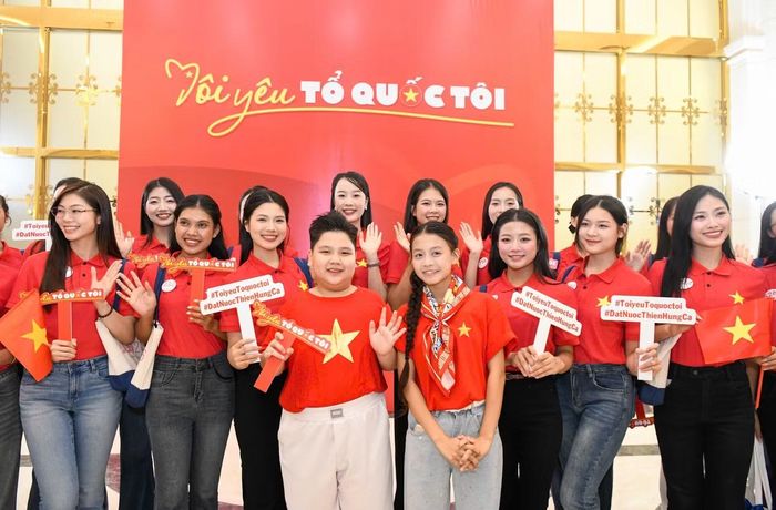 Ca sĩ - diễn viên nhí Ali Thục Phương và Bùi Nguyên Gia Bảo chụp ảnh lưu niệm cùng 53 thí sinh Hoa hậu Việt Nam 2026. Bùi Nguyên Gia Bảo cho rằng đây là chương trình dành cho mọi lứa tuổi. “Chỉ với 75 phút đã phục dựng 4.000 năm lịch sử. Xem để thấy yêu đất nước và tự hào là người Việt Nam”, diễn viên nhí chia sẻ.