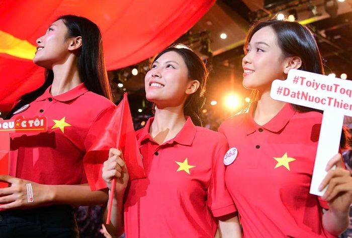 “Có nhiều hoạt cảnh trong Đất nước thiên hùng ca khiến em rơi nước mắt. Em biết ơn những người đã nằm xuống để chúng ta có cuộc sống hôm nay”, thí sinh Trần Xuân Khánh Linh (SBD 818) chia sẻ.
