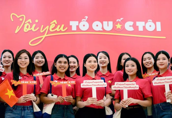 Với 53 thí sinh Hoa hậu Việt Nam 2026, đây là một trong những trải nghiệm đặc biệt trong hành trình nhà chung. Các cô gái được hòa vào không gian trình diễn nhập vai, nơi câu chuyện về cội nguồn, dựng nước và giữ nước diễn ra ngay trước mắt.
