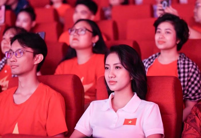 Hoa hậu Hà Trúc Linh theo dõi từng tiết mục của Đất nước thiên hùng ca. Trúc Linh chia sẻ điều khiến cô ấn tượng là chương trình không chỉ tái hiện lịch sử bằng hình ảnh, còn tạo cảm giác người xem được bước vào chính câu chuyện. “Tôi rất xúc động khi xem cảnh người mẹ tiễn con ra chiến trường, rồi những người lính hy sinh. Tôi càng cảm nhận rõ hơn rằng hòa bình hôm nay được đánh đổi bằng rất nhiều mất mát”, cô nói.