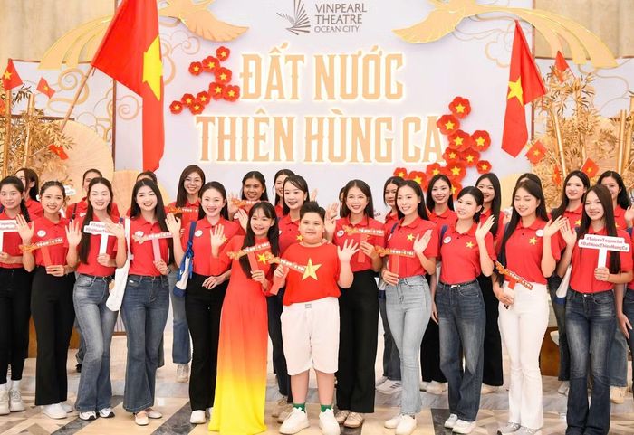Chương trình có sự tham dự của khoảng 1.400 khán giả, trong đó có 400 đại biểu thanh niên tiêu biểu, 53 thí sinh Hoa hậu Việt Nam 2026 cùng nghệ sĩ, nhà sáng tạo nội dung và đông đảo công chúng.