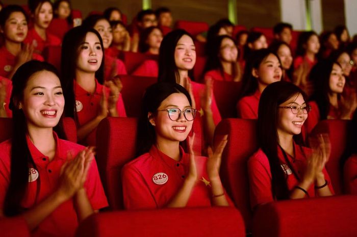Lịch sử được kể bằng âm nhạc, ánh sáng, chuyển động, võ thuật, múa, xiếc và công nghệ sân khấu khiến những câu chuyện quen thuộc trở nên sống động.