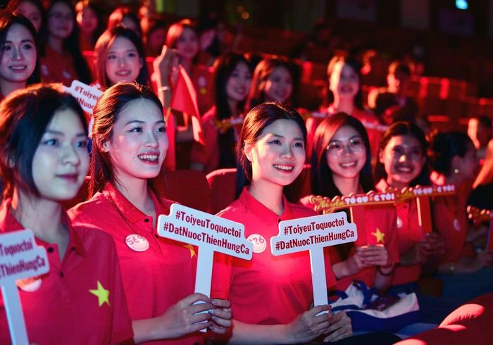 Thí sinh Phạm Lê Ái Linh (SBD 826) choáng ngợp quy mô của chương trình. Hơn 100 diễn viên cùng xuất hiện trên sân khấu, kết hợp với hệ thống sân khấu cơ khí, màn hình LED, ánh sáng, âm thanh, hiệu ứng nước và các màn trình diễn trên không tạo nên những cảnh tượng mãn nhãn.