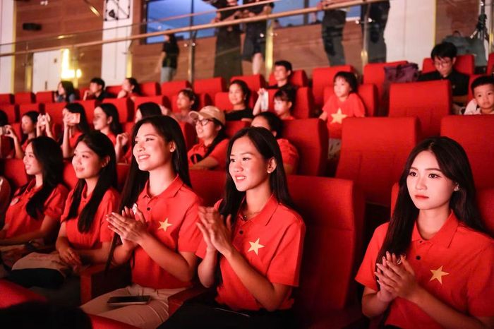 Thí sinh Lê Kim Ngân (SBD 442) chia sẻ cảm xúc sau chương trình là sự biết ơn. Theo cô, những gì thế hệ trẻ đang có hôm nay không tự nhiên mà đến, mà được đánh đổi bằng sự hy sinh của nhiều thế hệ cha ông.