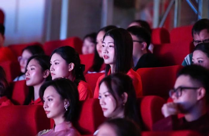 Hình ảnh người chiến sĩ chiến đấu đến hơi thở cuối cùng, những mất mát nơi chiến tuyến được đặt cạnh câu chuyện về một Việt Nam hòa bình hôm nay, tạo nên mạch cảm xúc xuyên suốt.