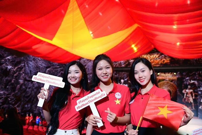 “Em bất ngờ vì chương trình 75 phút có thể đưa khán giả đi qua rất nhiều dấu mốc của lịch sử. Có những cảnh khiến em xúc động và có những cảnh khiến em thấy tự hào”, thí sinh Vũ Hồng Hạnh nói.