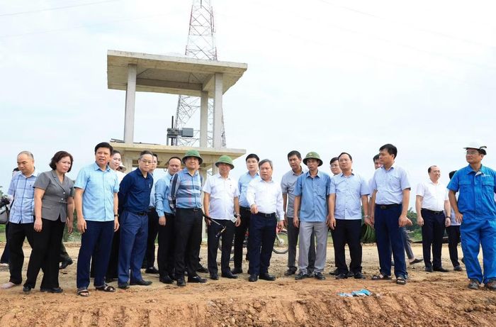 Kiểm tra hệ thống tiêu thoát nước và các trạm bơm của hai xã Trung Giã và Đa Phúc.