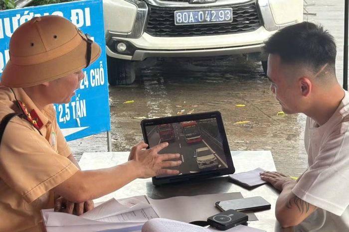 Tài xế xem lại hành vi vi phạm trên cao tốc.