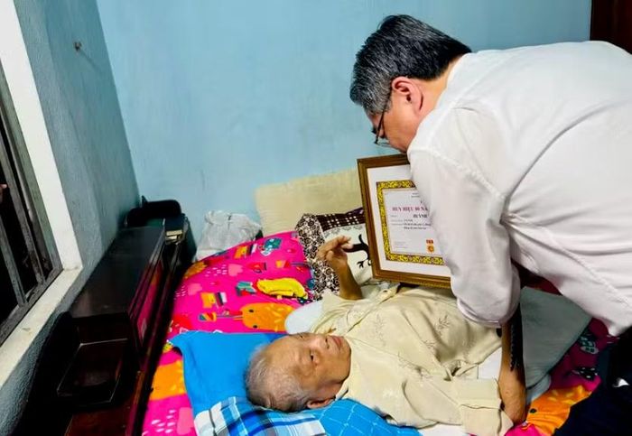 Các đảng viên lão thành hiện đã lớn tuổi và rất minh mẫn.