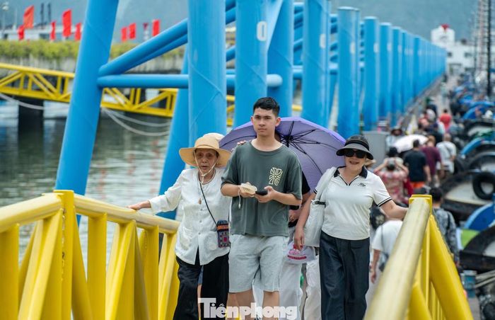"Có thể ngày đầu khách từ nơi khác đến Quảng Ninh chủ yếu sử dụng các dịch vụ ở trên bờ. Tôi hi vọng ngày mai thời tiết thuận lợi và lượng khách mua vé tham quan vịnh Hạ Long sẽ nhiều hơn", chị Hiền chia sẻ.