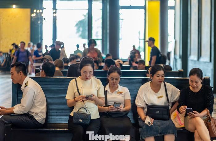 Nhân viên của các hãng tàu ngồi chơi dài trong cảng, họ tranh thủ sử dụng điện thoại để liên lạc với các đơn vị lữ hành để nhận khách.