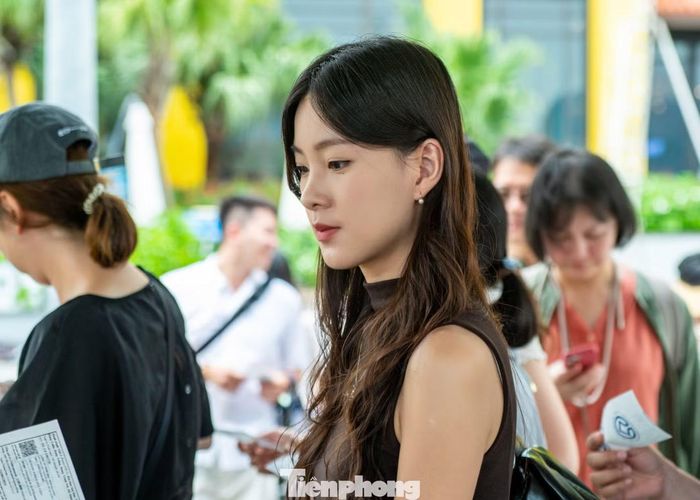 Một nhân viên soát vé trên bến cho biết khách mua vé đi vịnh hôm nay chủ yếu là khách quốc tế, rất ít khách Việt Nam. Nhiều tàu chấp nhận chở vài khách hoặc ghép khách lại để giảm chi phí.