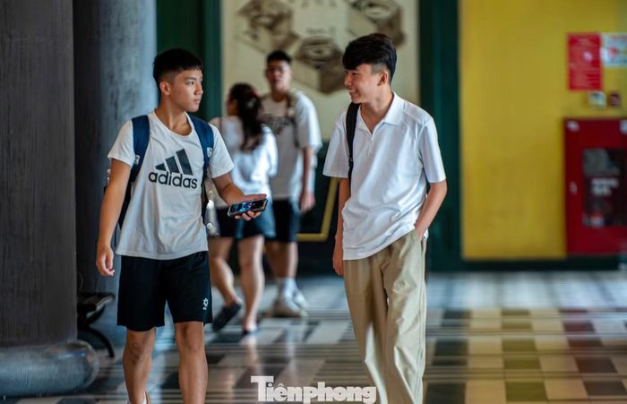 Khác với cảnh đông đúc, chen lấn trong dịp hè hay các đợt nghỉ lễ kéo dài, cả bến cảng trở nên thoáng đãng hơn, chỉ lác đác vài du khách thong dong tản bộ hoặc chụp ảnh check-in chờ giờ lên tàu.