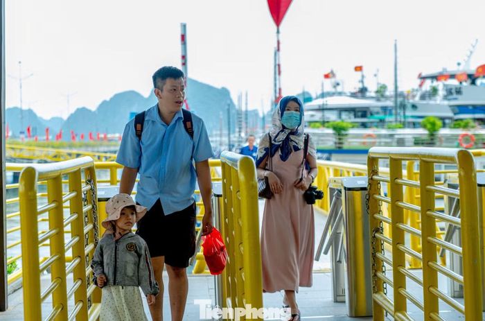 Chị Hiền, chủ tàu du lịch H.A cho biết, từ sáng đến trưa chị chỉ bán được dịch vụ cho một vài khách đi theo gia đình hoặc nhóm nhỏ. Nguyên nhân vắng vẻ như trên là do du lịch biển đã vào cuối mùa, cùng với đó kỳ nghỉ này thời tiết không thuận lợi có mưa nhiều nên có thể khách du lịch ngại ra biển.