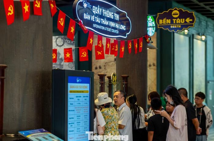 Cả khu có khoảng gần 20 quầy bán vé nhưng ngày đầu kỳ nghỉ chỉ có khoảng 4-5 quầy là có khách đến xếp hàng mua vé tham quan vịnh.