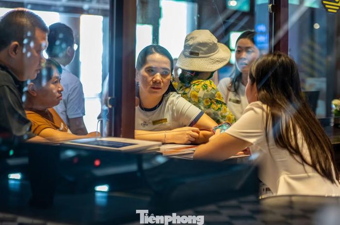 Tại hầu hết các quầy bán vé trong cảng đều trong tình trạng trống, chỉ có khoảng 3-4 quầy là có du khách đến làm thủ tục mua vé.