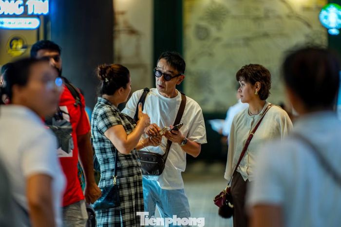 Theo một nhân viên nhà tàu (giấu tên) chạy tàu ghép, cả buổi sáng chỉ lác đác vài khách lẻ đến hỏi xong rời đi. Ở đây đông nhất là khoảng 11h chủ yếu là khách nước ngoài mua tour nghỉ đêm trên vịnh Hạ Long còn khách Việt đi lẻ chỉ lác đác vài nhóm nhỏ.