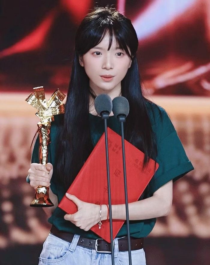 Lý Tư Đồng giành giải Ảnh hậu chỉ với sau 4 tháng bước chân vào giới giải trí với tác phẩm đầu tay Thư tình gửi ngoại.