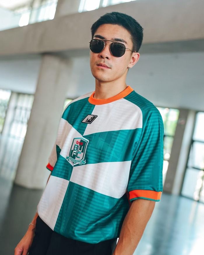Trước khi ổn định ở vị trí hậu vệ trái, Wanchai chơi tiền đạo, tiền vệ và tiền vệ cánh. Đến năm cuối trung học, anh mới được kéo xuống hàng phòng ngự. Việc thi đấu ở nhiều vị trí giúp Wanchai có kinh nghiệm, điều được thể hiện trong bàn thắng vào lưới Việt Nam ở trận chung kết ASEAN Cup 2026.