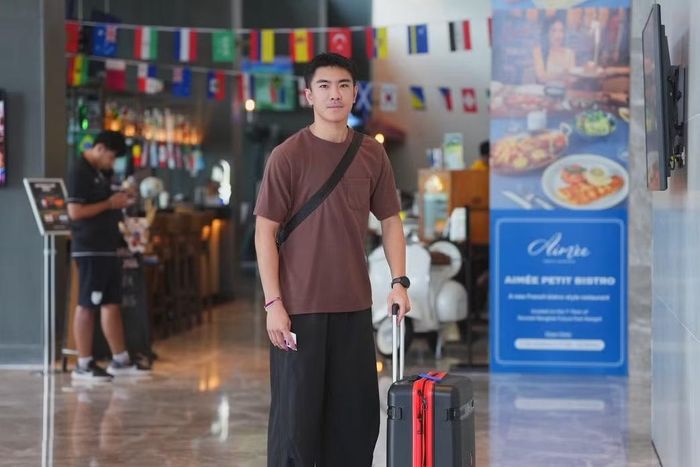 Đời thường, Wanchai theo đuổi phong cách tối giản, khỏe khoắn. Anh chuộng áo phông trơn, quần dáng rộng và những gam màu trung tính như đen, trắng, nâu, xanh rêu. Cầu thủ sinh năm 1996 thường tạo điểm nhấn bằng mũ lưỡi trai, phù hợp với hình ảnh năng động.